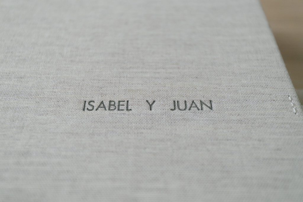Detalle nombres en el álbum de lino de enlazArte